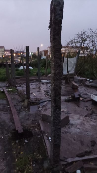 Esteios em pedra de granito e vigas em cimento