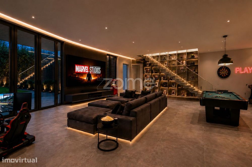 Moradia T5 em Espinho, junto à Praia Azul, 347 m² úteis e jardim