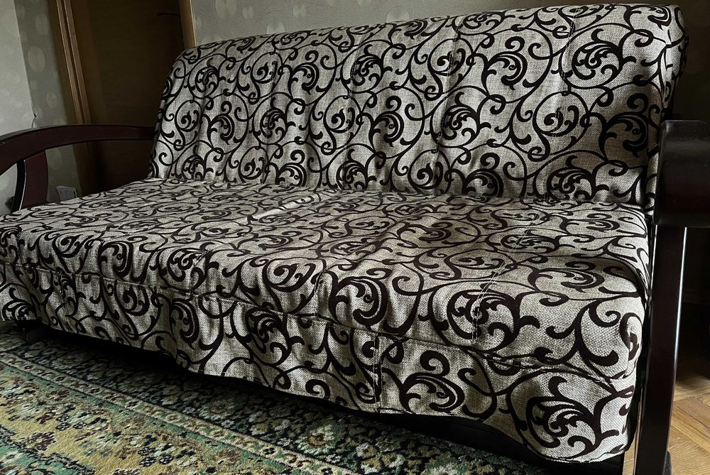 Диван зменшеної довжини, дерев'яний каркас, розкладний уперед, шухляда