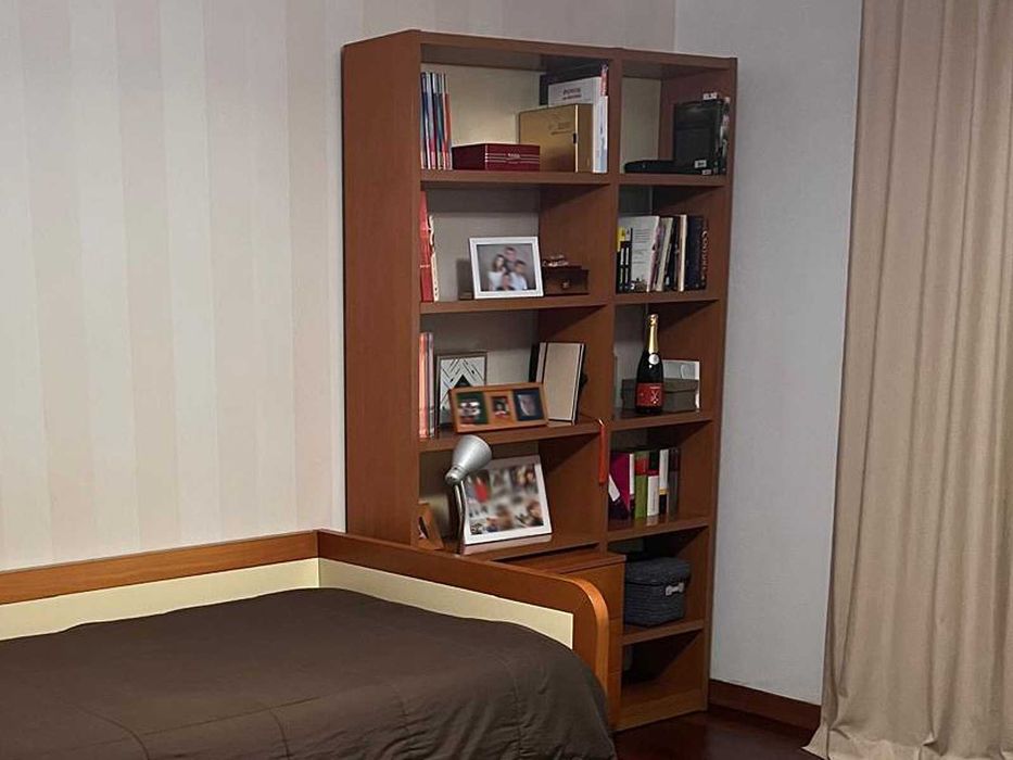 Estante com prateleiras em madeira para quarto ou sala