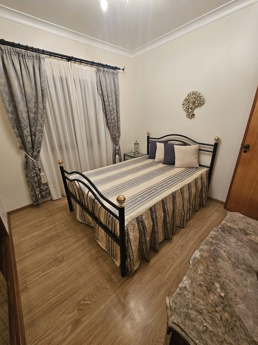 Cama ferro com estrado e colchão 140x190  pouco usado