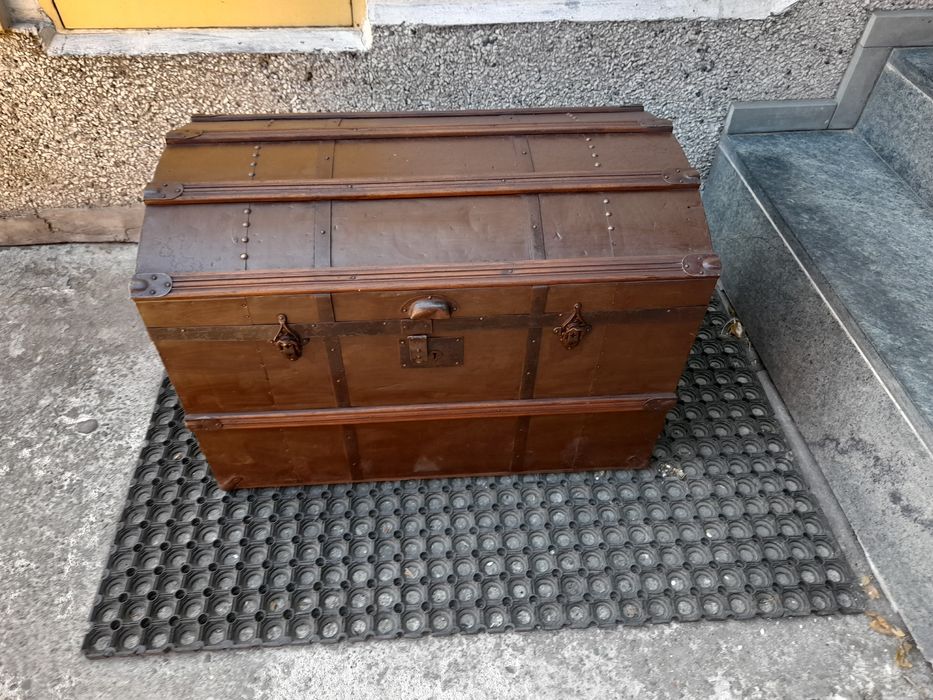Stary kufer okuty blachą