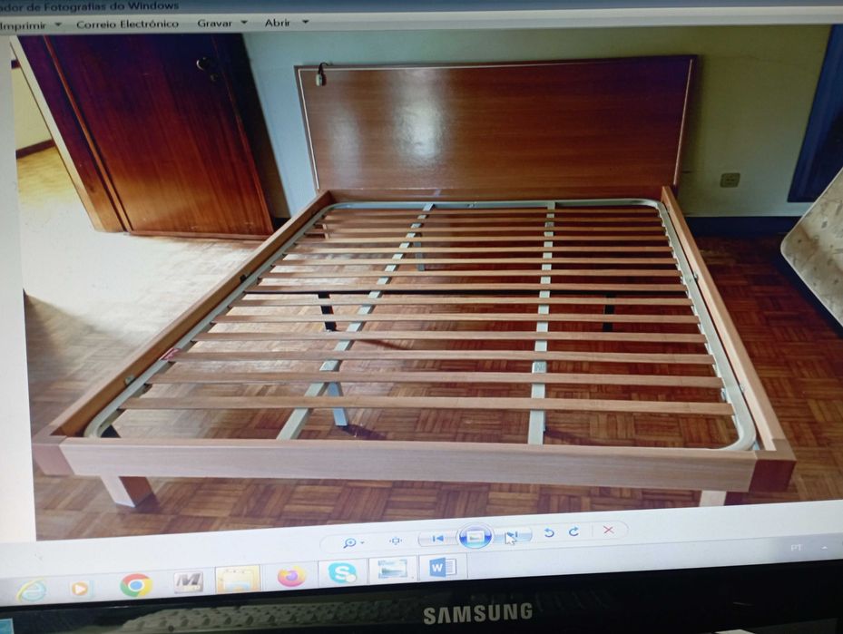 Cama de casal, plataforma, colchão e espelho