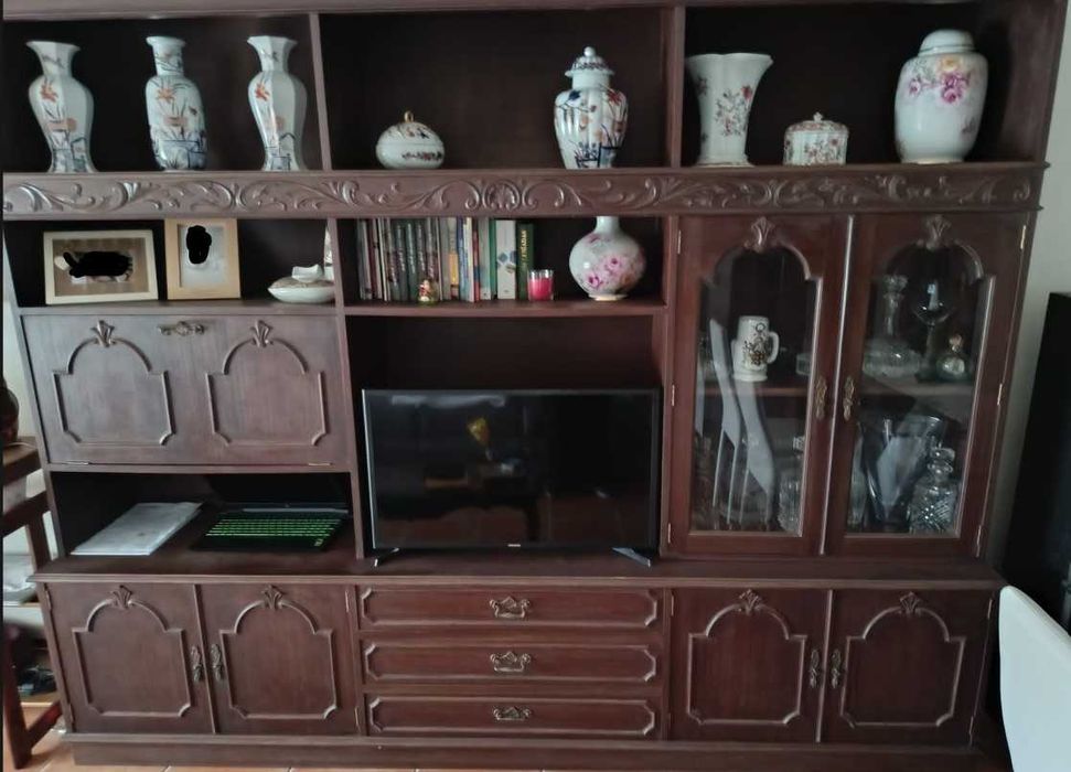 Móvel de sala antigo em madeira maciça – estilo clássico com vitrine