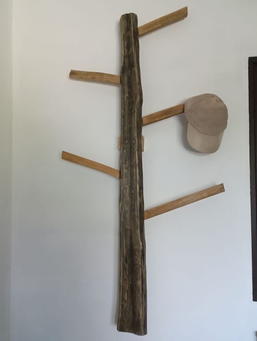 Cabide modelo único madeira maciça, castanho e pinho