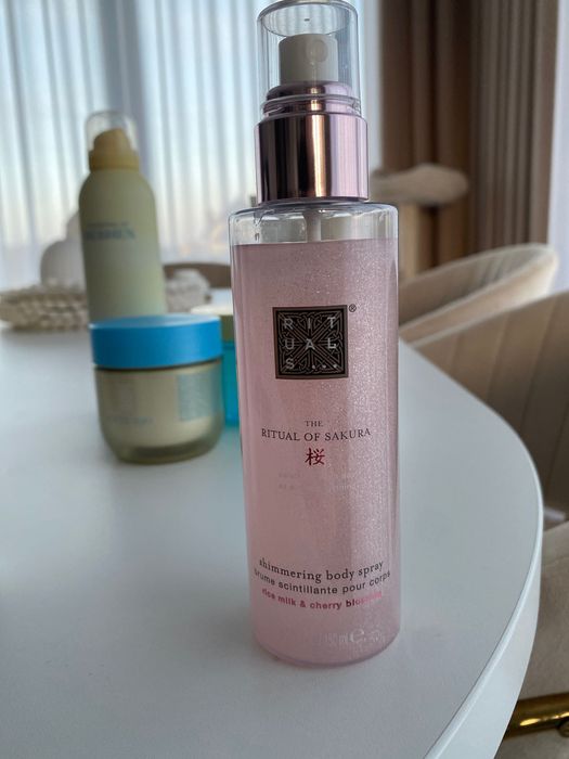 Ritual of sakura shimmering body spray