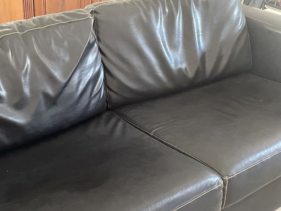Sofá em pele preto
