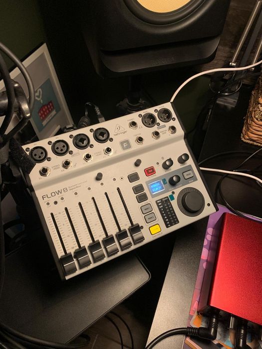 Behringer Flow 8 z dedykowanym uchwytem Flow Clamp