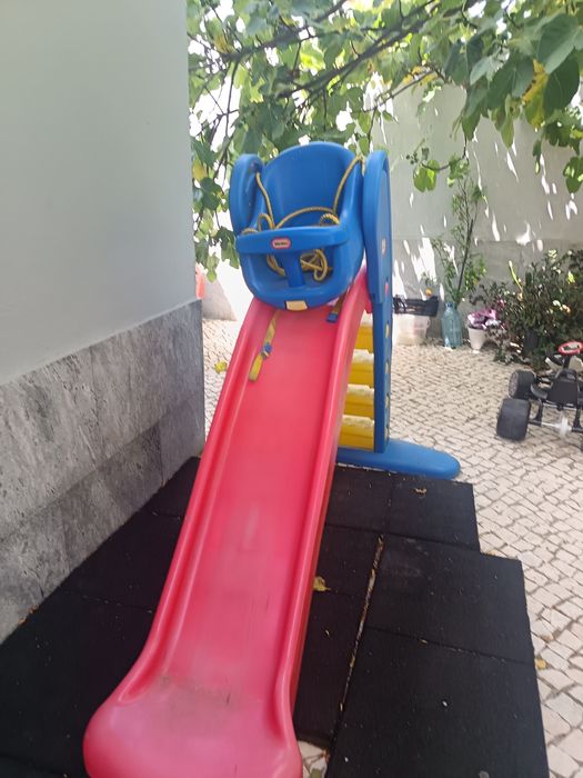 Escorrega e baloiço em bom estado