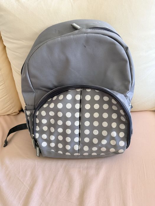 Mochila maternidade cinzenta com bolinhas