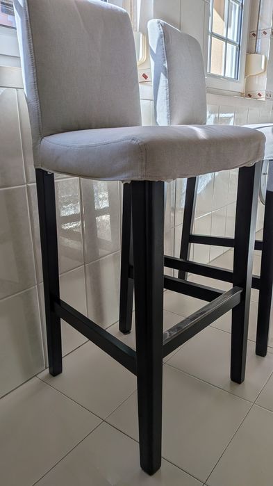 Bancos Altos IKEA BERGMUND com Encosto – Muito Bom Estado