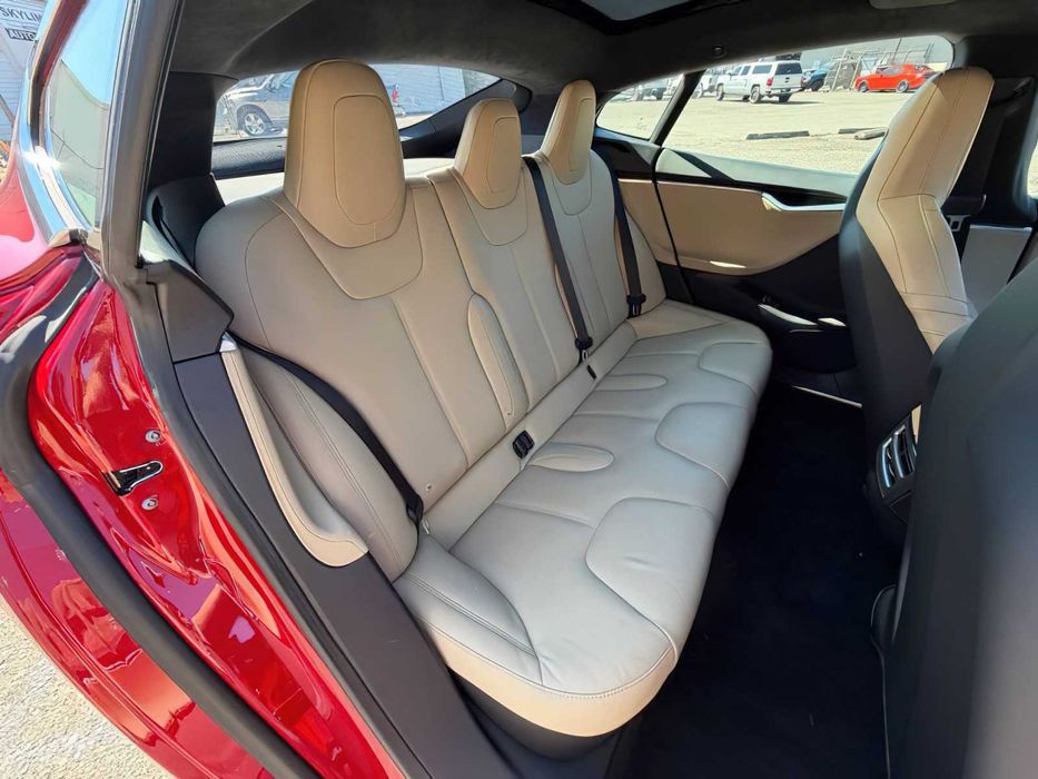 Tesla Model S P85D      2015