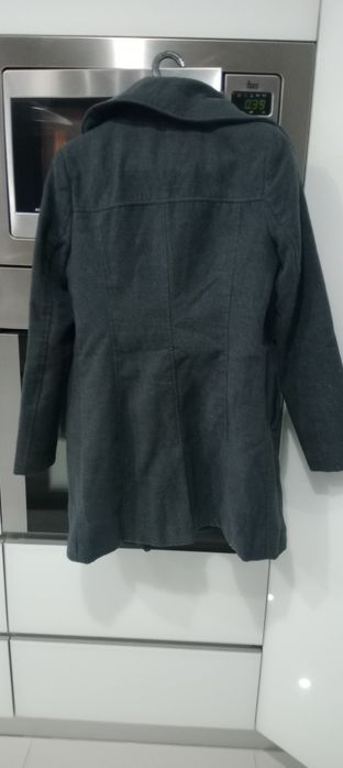 Casaco em tom de antracite pelo joelho com rachinha atrás