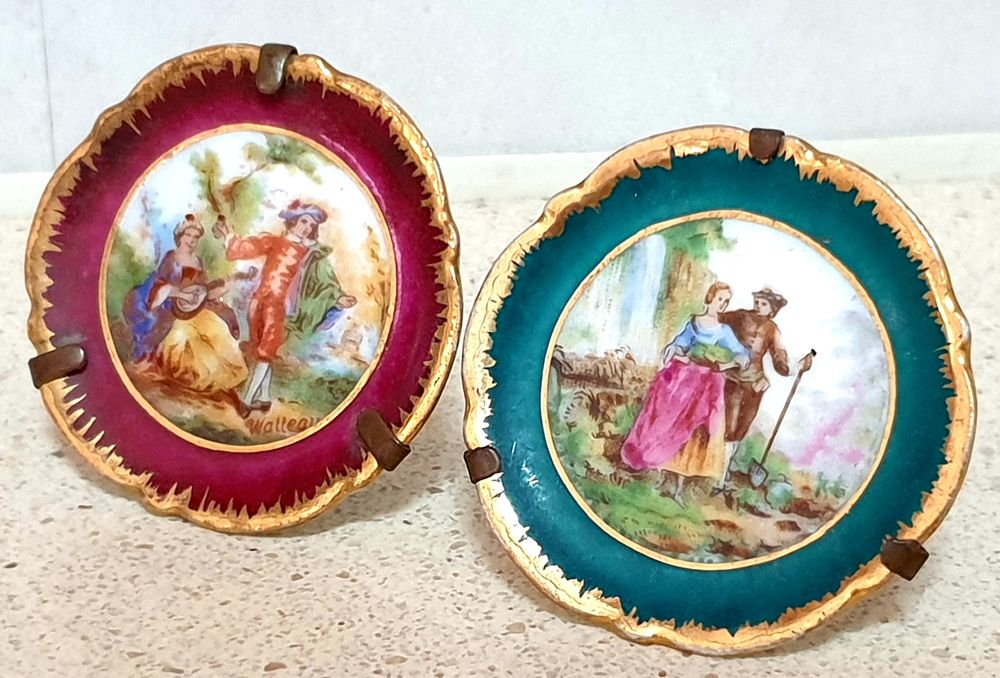 Par de pequenos antigos pratinhos em porcelana Limoges pintadas à mão