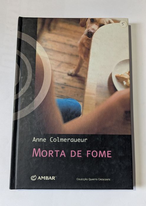 Livros em inglês e português .