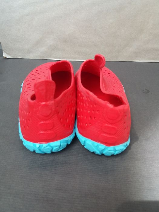 Продам аквашузы, тапочки для пляжа.