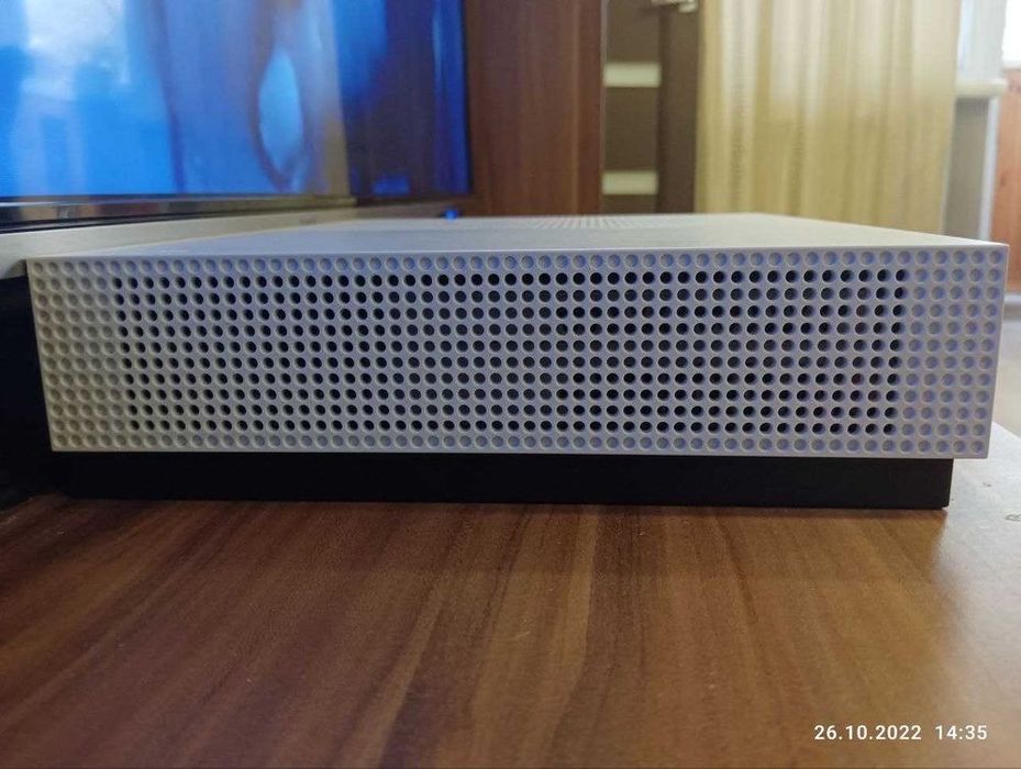 Продам Xbox One S All Digital, 1 Tb с аккаунтом