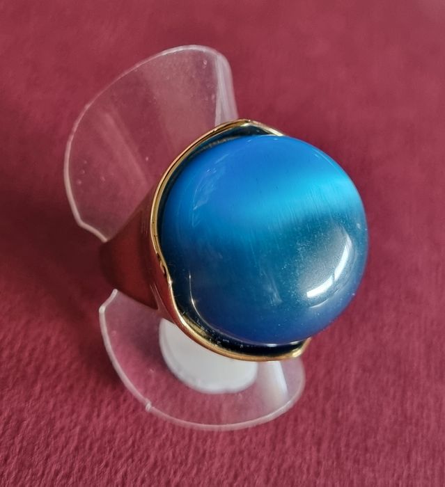 Anel dourado, em aço, com grande pedra azulão. T17