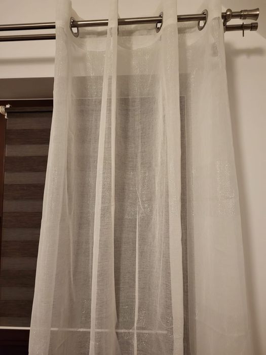 Przezroczyste,białe firanki na przelotkach w poziome pasy