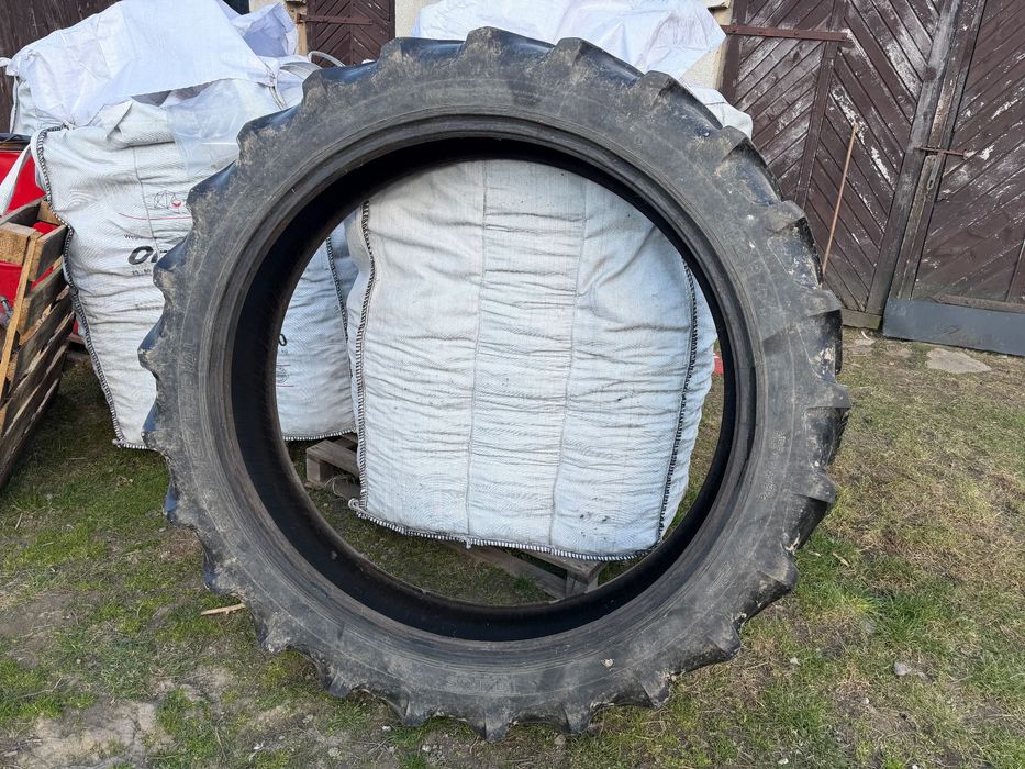 Opony do ciągnika tylne Taurus 11.2 R 44 oraz przednie kleber 380/70 R28