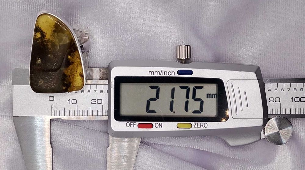 Srebrny pierścionek z bursztynem