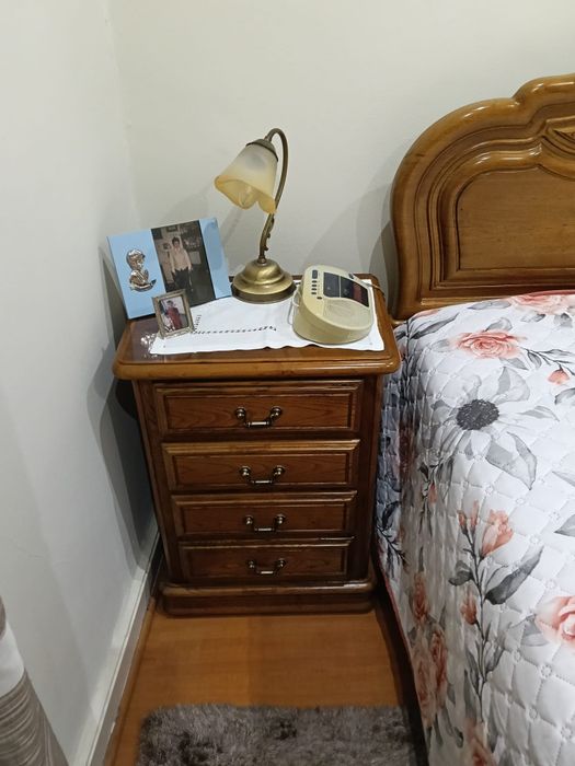 Cama, cómoda, mesinhas cabeceira