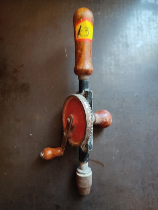 Stara wiertarka ręczna