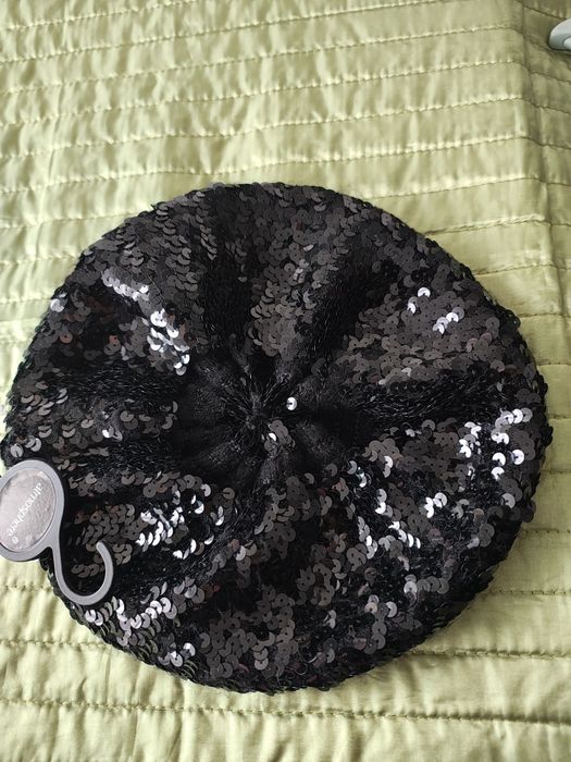 Czarny beret z cekinami