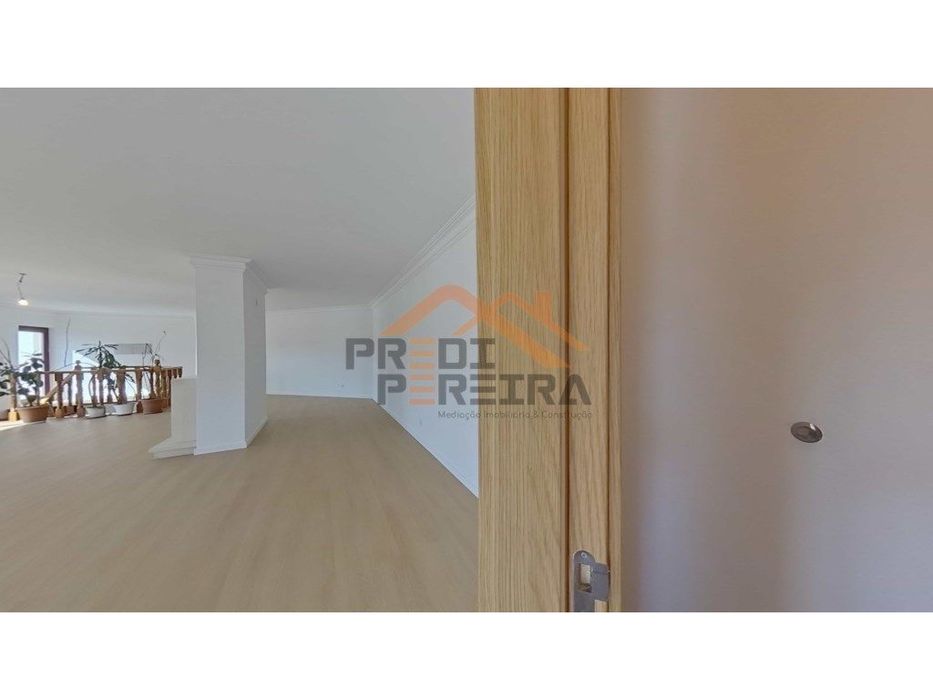 Apartamento T3 duplex remodelado, com box, situado em Casal de Cambra.