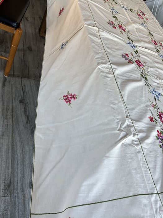 Toalha de mesa bordada a ponto cruz manual e 12 guardanapos