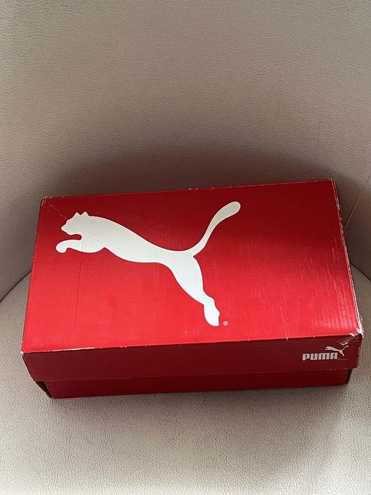 Karton po butach Puma z logo.