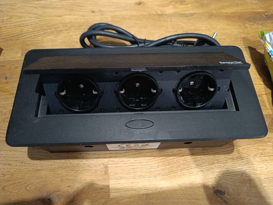 Gniazdo chowane w blat