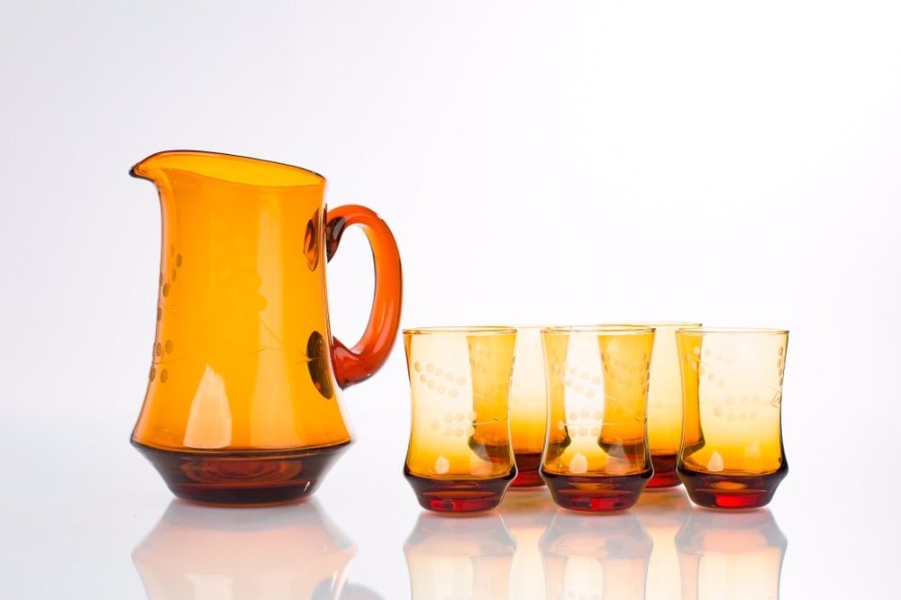 Dzbanek plus szklanki z ręcznie formowanego szkła PRL