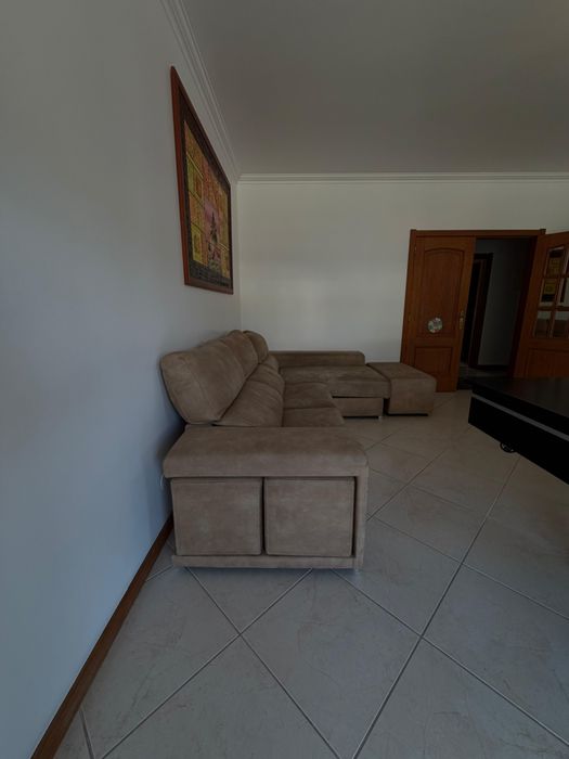 Sofá Moderno com Chaise Longue + Bancos de Apoio