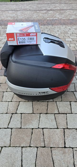 Givi V47 Tech wraz z oparciem i światłem STOP