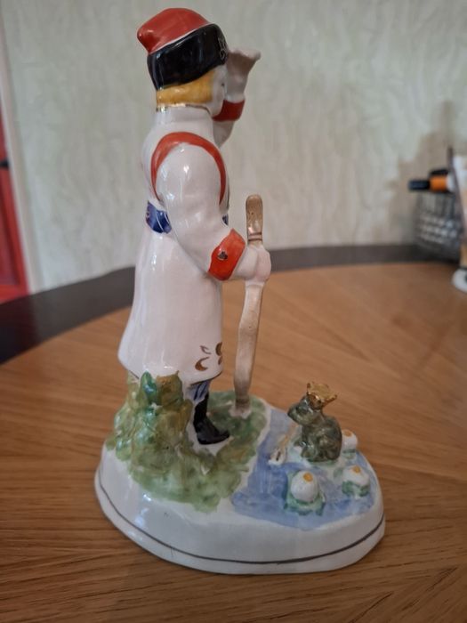 Фарфоровая статуэтка