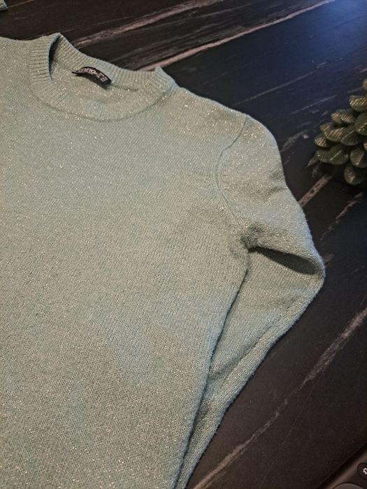 Sweter damski z srebrnymi nitkami