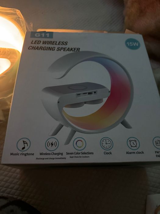 Coluna de som com relógio e carregador de telemóvel