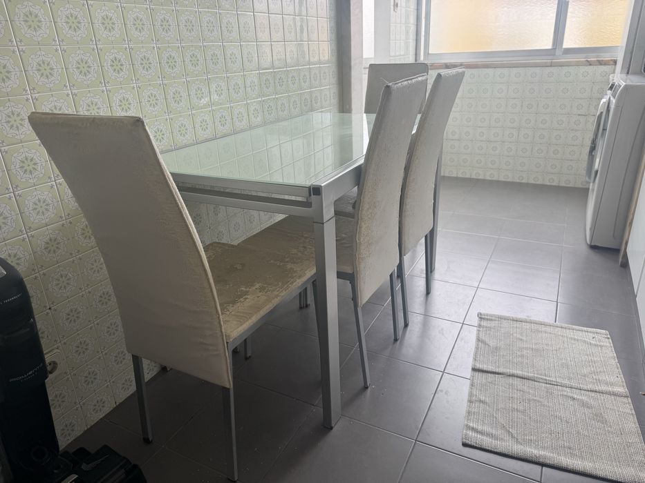 Conjunto de Mesa Extensível em Vidro e Metal + 4 Cadeiras
