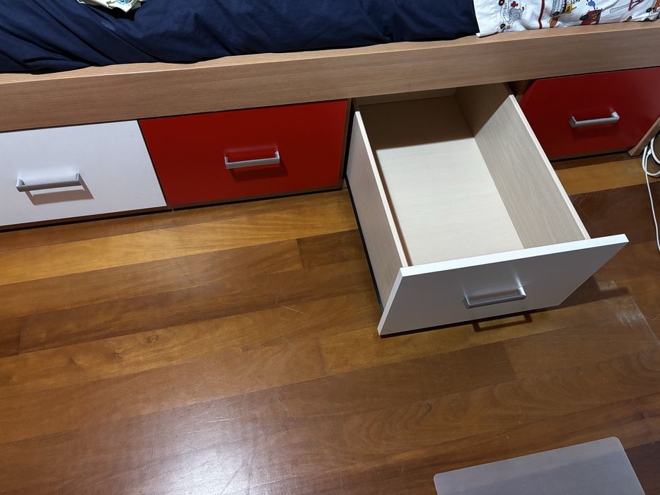 cama individual vermelha e branca