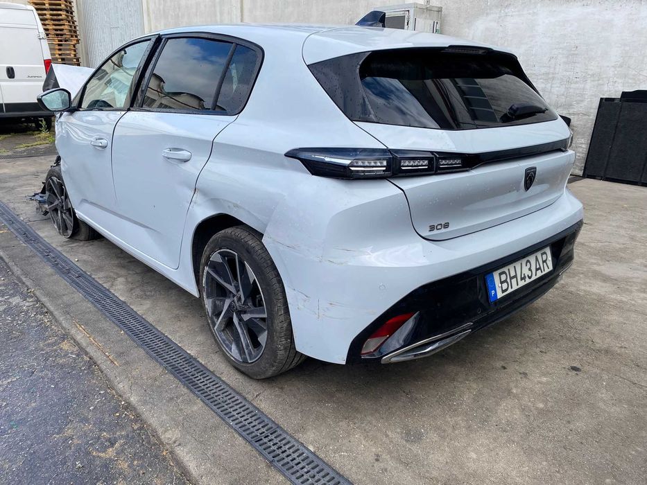 Salvado Peugeot 308 III 1.2 Puretech 130 | 25.516 Km | 2024