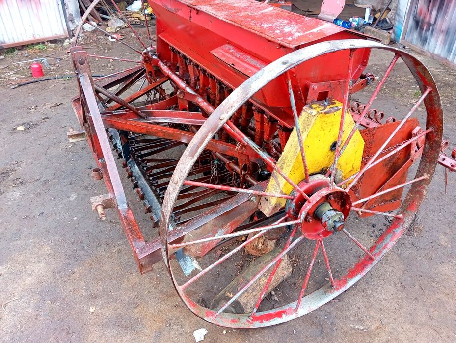 Сівалки на 15,17,21,23,25,26 лійок.Плуг,культиватор, грабалка.