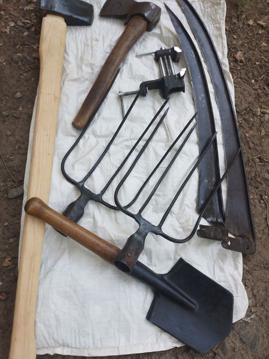 Топор зик , упс ,ключ трубный,  ключ , вила , лещата.  Саперная лопатк