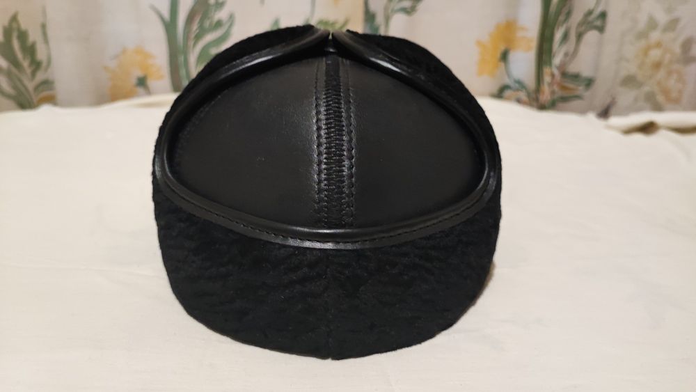 Мужская кожаная кепка Жокей с натуральным мехом.