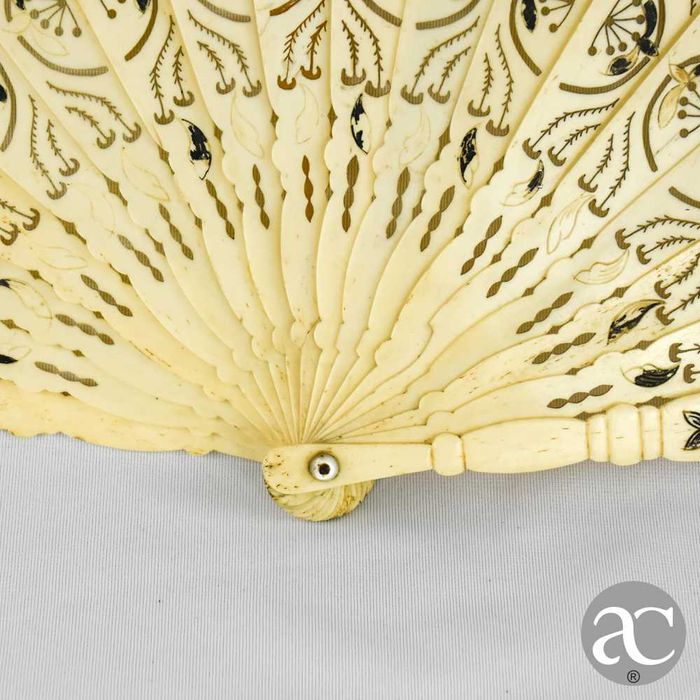 Leque europeu em osso? e tecido, séc. XIX