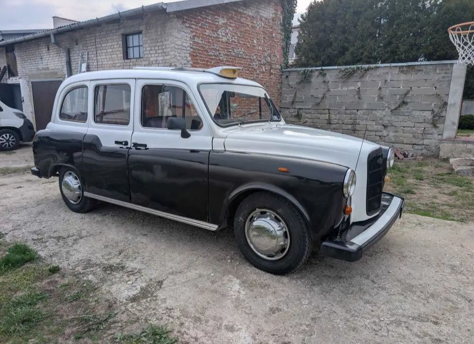 Carbodies London taxi  /pl rej 1996