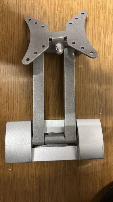 Телевізор має бренд Thomson.