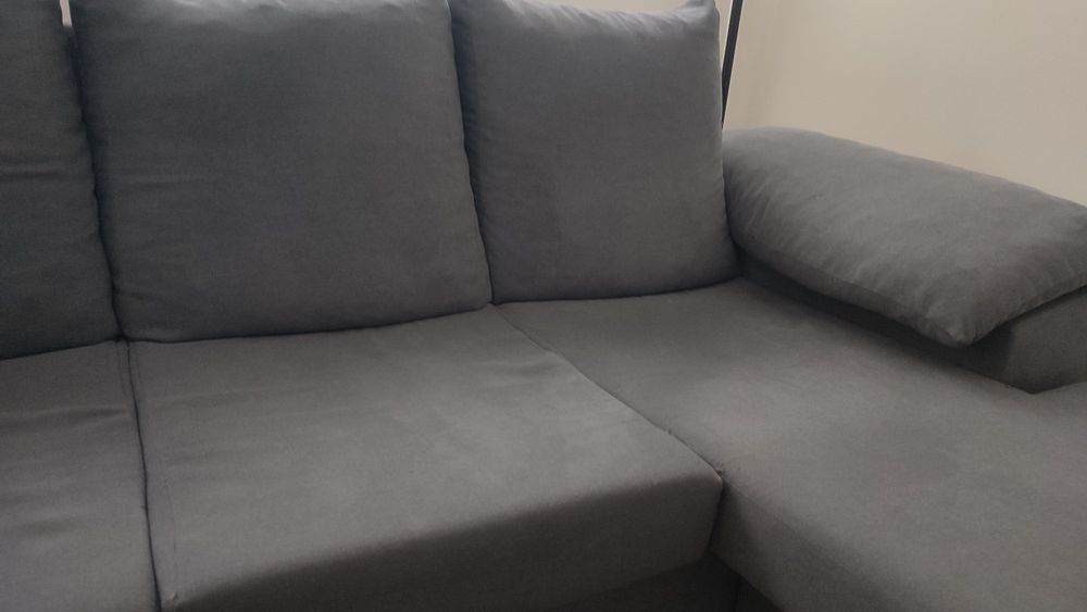 Sofá em tons cinza com chaise longue