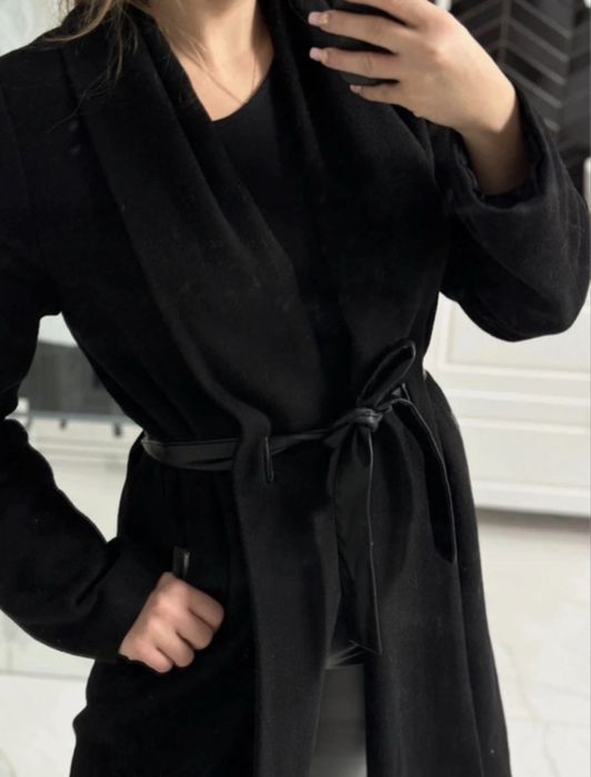 Damski płaszcz wełniany czarny z paskiem
