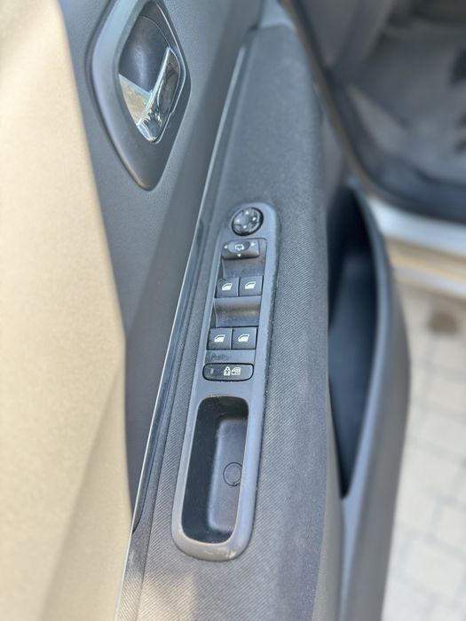 Peugeot 5008 2011